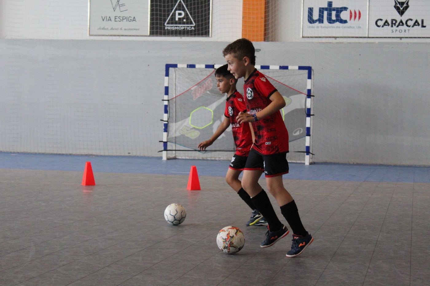 Treinador a orientar atletas numa sessão do FIT Skills Lab