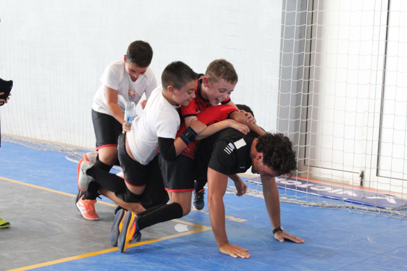 Guarda-redes jovem em exercício específico